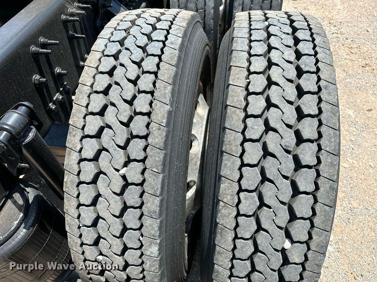 image for item OG9133 2015 Volvo VNL  semi truck