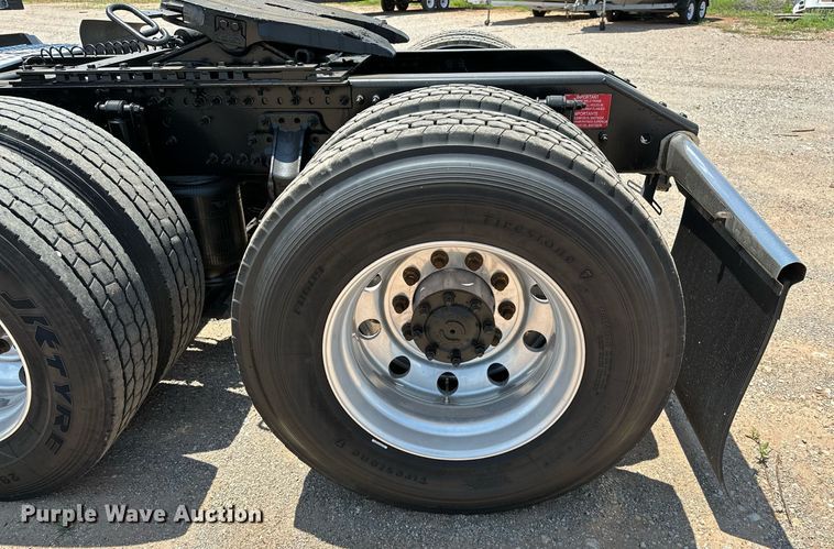 image for item OG9133 2015 Volvo VNL  semi truck