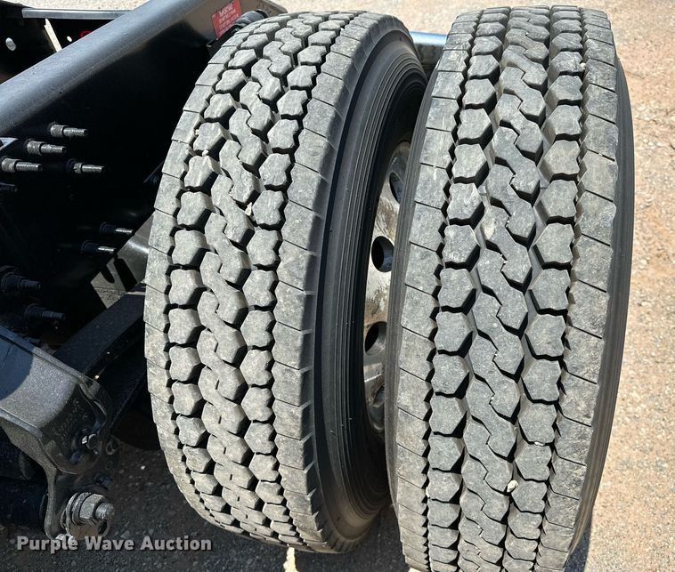 image for item OG9133 2015 Volvo VNL  semi truck