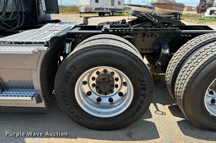 image for item OG9133 2015 Volvo VNL  semi truck