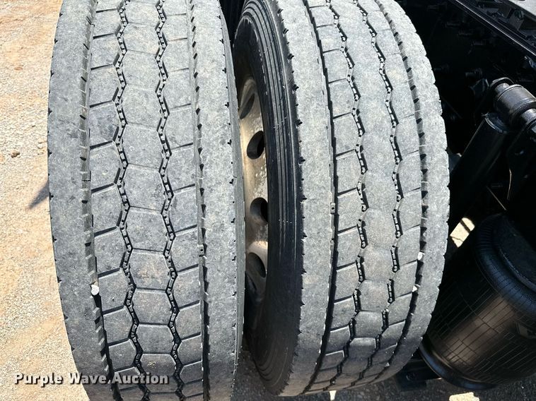 image for item OG9133 2015 Volvo VNL  semi truck