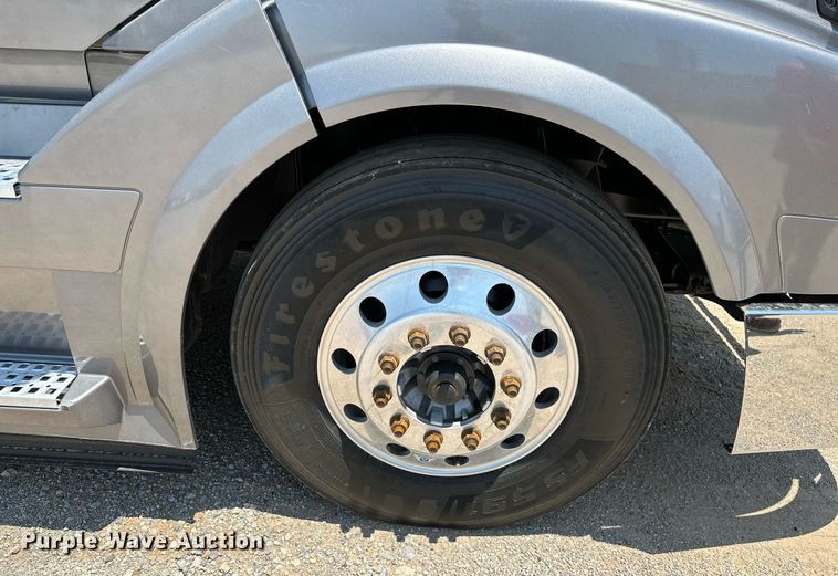 image for item OG9133 2015 Volvo VNL  semi truck