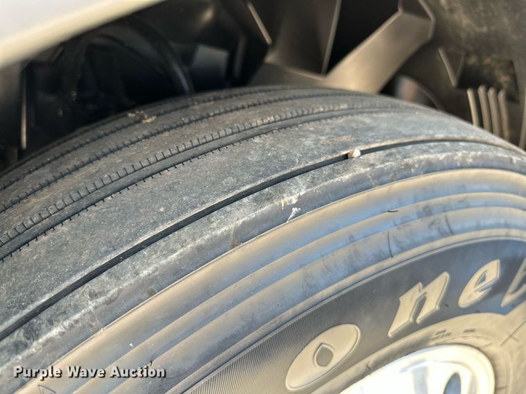 image for item OG9133 2015 Volvo VNL  semi truck