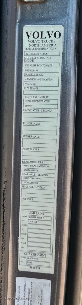 image for item OG9133 2015 Volvo VNL  semi truck