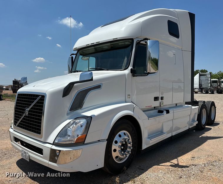 image for item OG9135 2016 Volvo VNL  semi truck