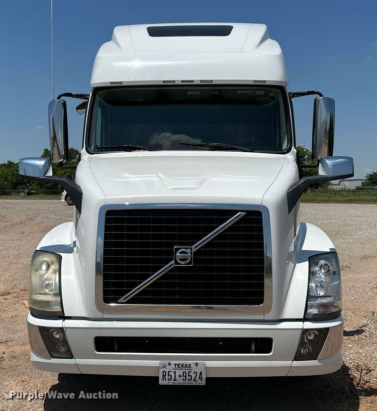 image for item OG9135 2016 Volvo VNL  semi truck