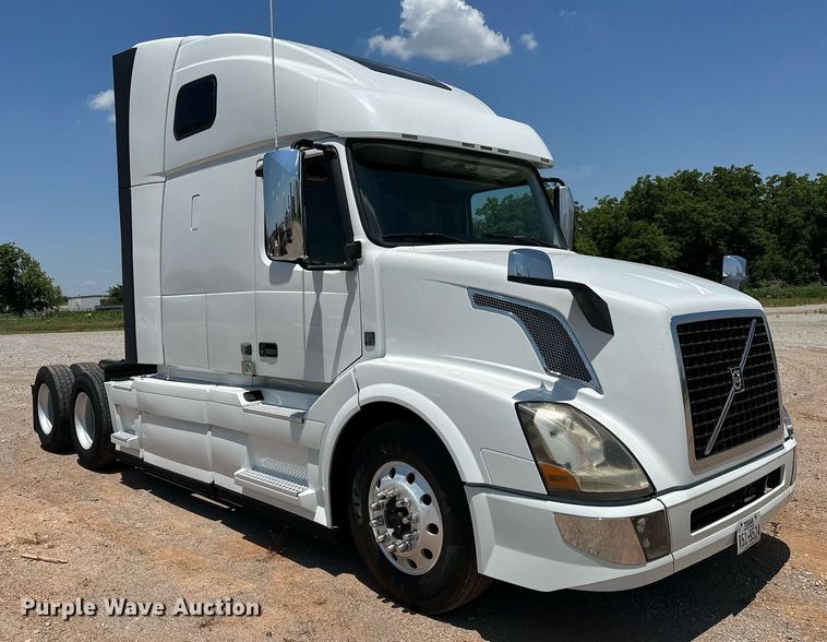 image for item OG9135 2016 Volvo VNL  semi truck