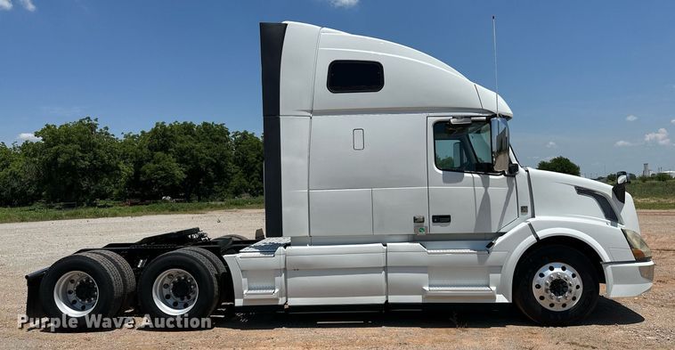 image for item OG9135 2016 Volvo VNL  semi truck