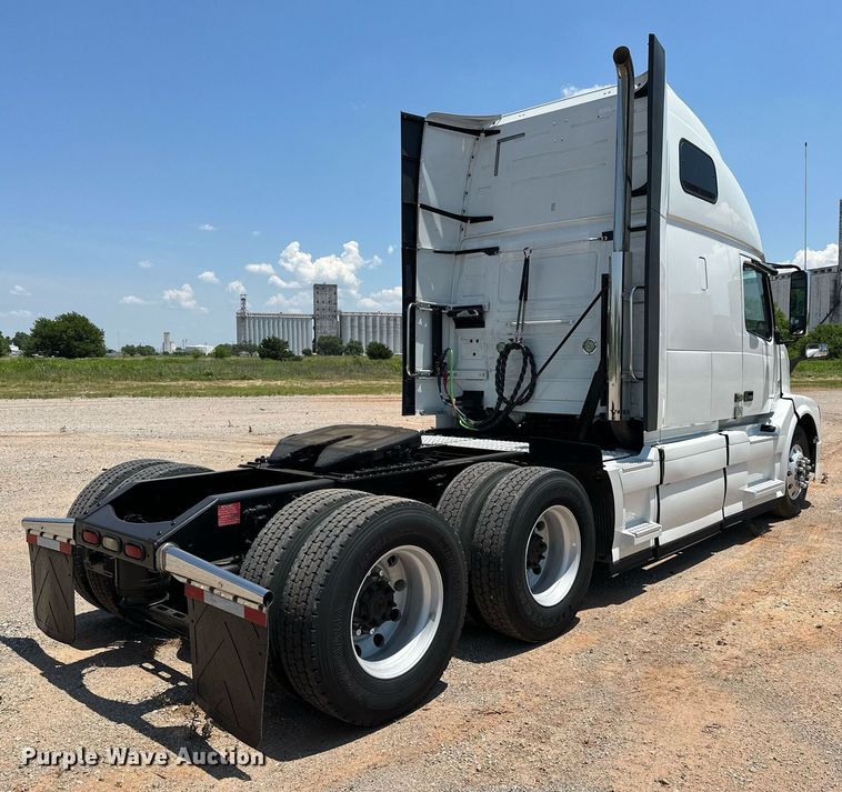 image for item OG9135 2016 Volvo VNL  semi truck