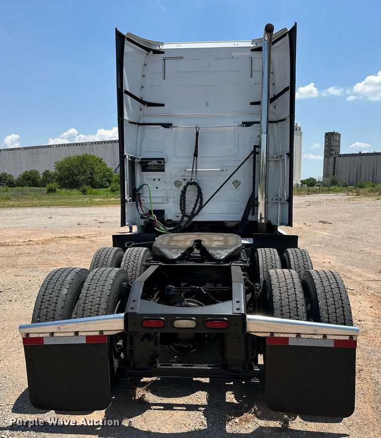 image for item OG9135 2016 Volvo VNL  semi truck