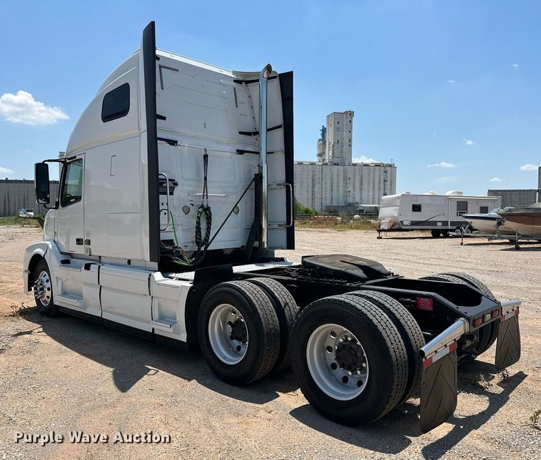 image for item OG9135 2016 Volvo VNL  semi truck