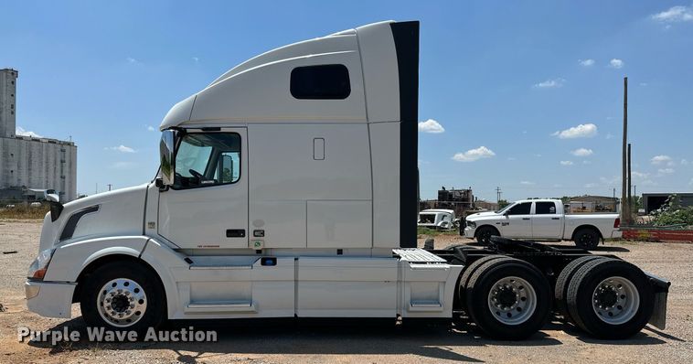 image for item OG9135 2016 Volvo VNL  semi truck