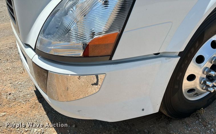 image for item OG9135 2016 Volvo VNL  semi truck