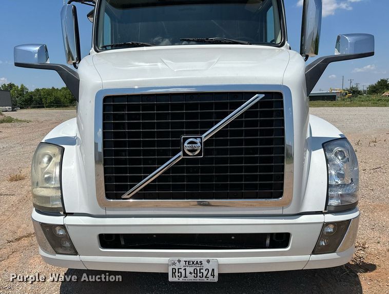 image for item OG9135 2016 Volvo VNL  semi truck