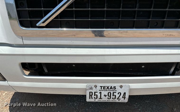 image for item OG9135 2016 Volvo VNL  semi truck