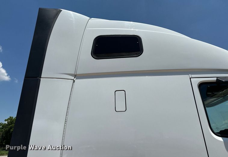 image for item OG9135 2016 Volvo VNL  semi truck