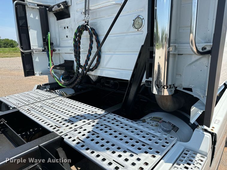 image for item OG9135 2016 Volvo VNL  semi truck