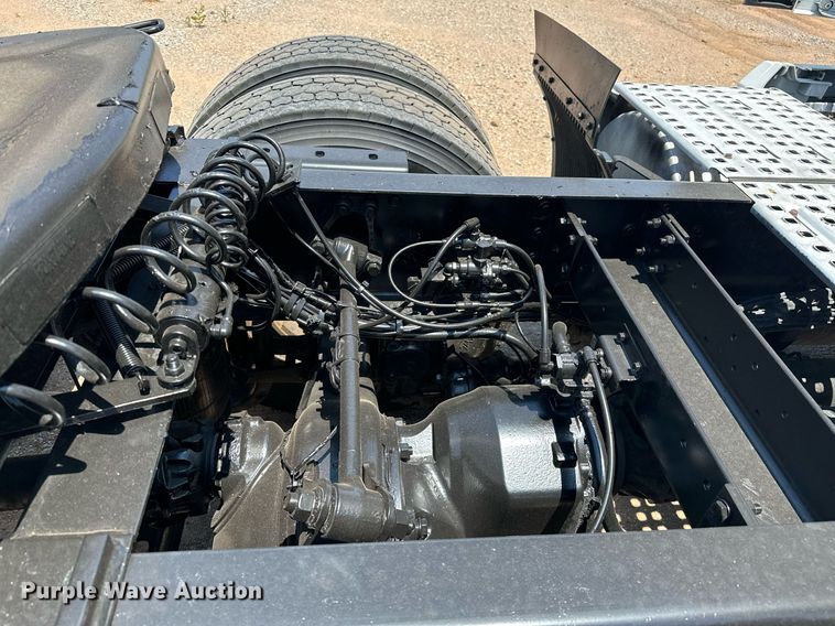 image for item OG9135 2016 Volvo VNL  semi truck