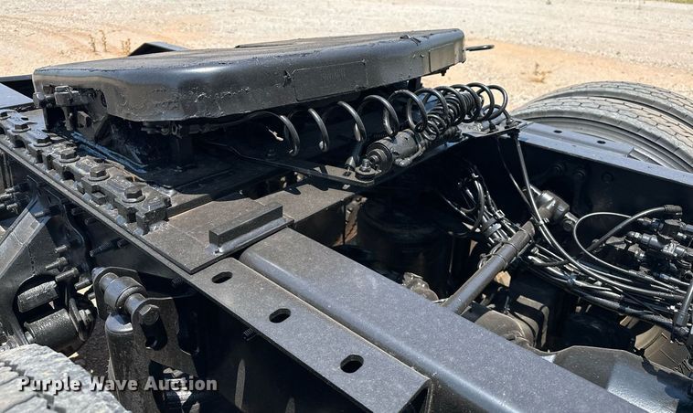 image for item OG9135 2016 Volvo VNL  semi truck