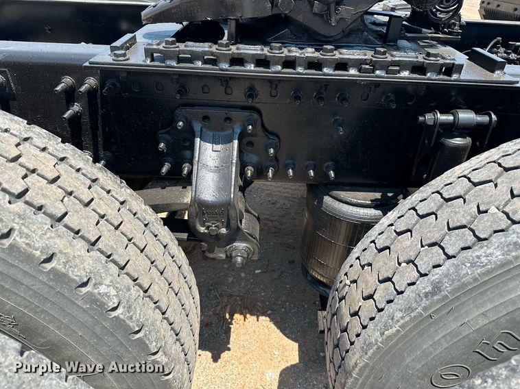 image for item OG9135 2016 Volvo VNL  semi truck