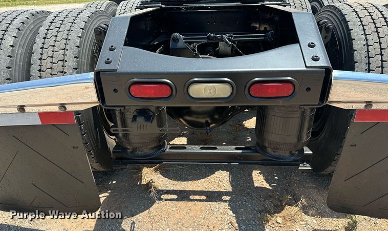 image for item OG9135 2016 Volvo VNL  semi truck