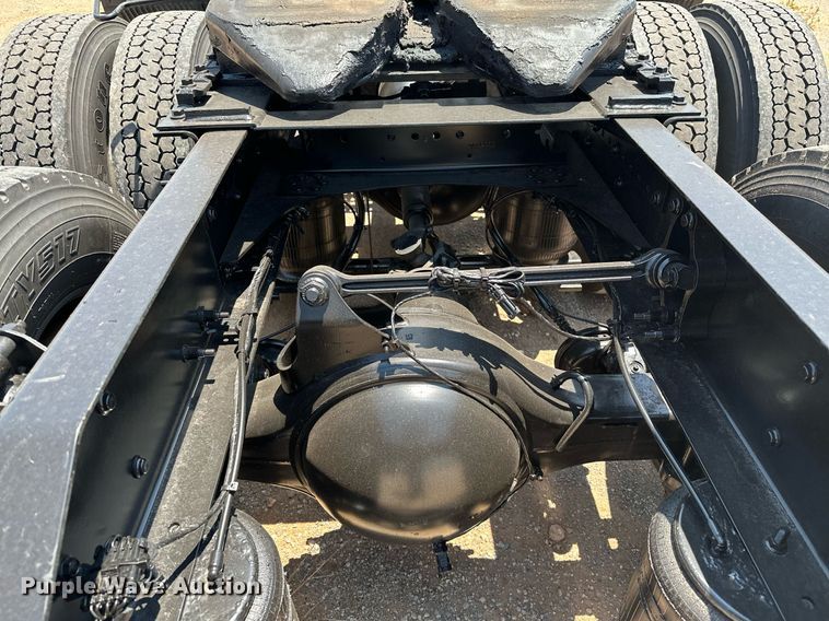 image for item OG9135 2016 Volvo VNL  semi truck