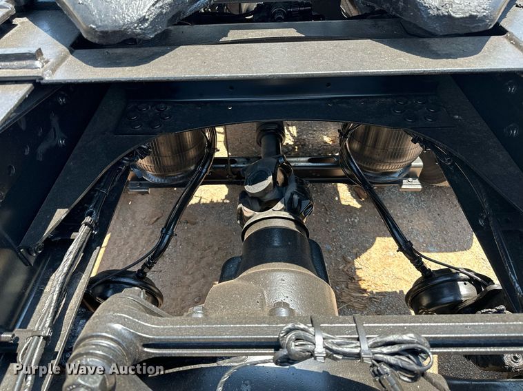 image for item OG9135 2016 Volvo VNL  semi truck