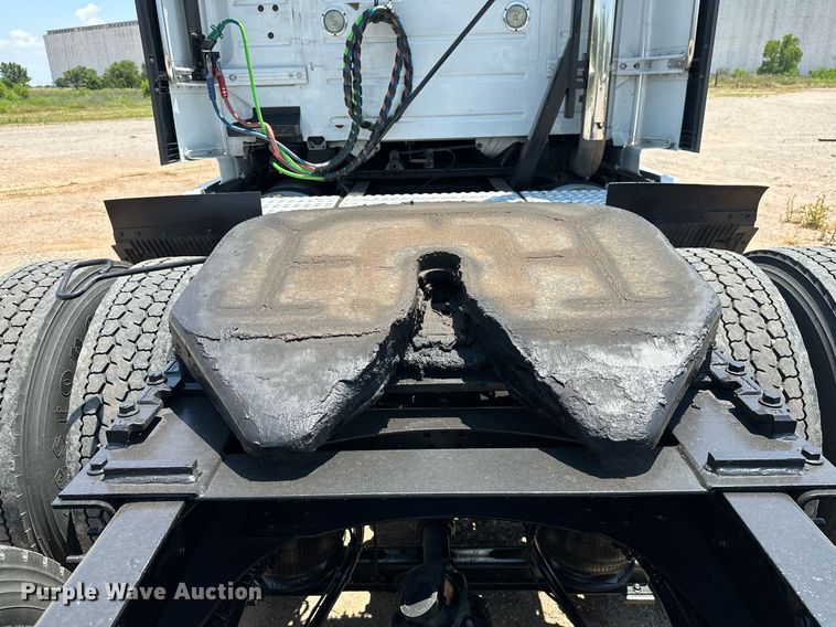 image for item OG9135 2016 Volvo VNL  semi truck