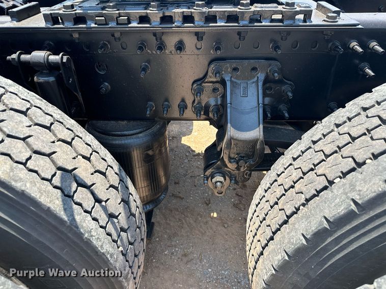 image for item OG9135 2016 Volvo VNL  semi truck