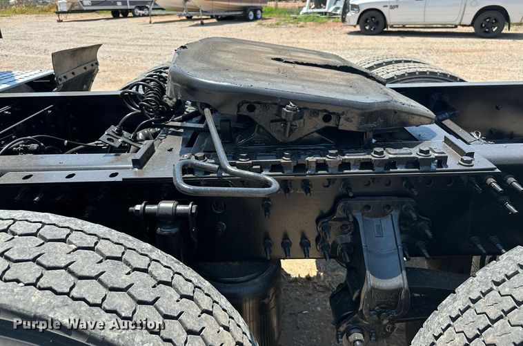 image for item OG9135 2016 Volvo VNL  semi truck