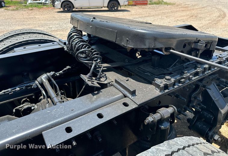 image for item OG9135 2016 Volvo VNL  semi truck