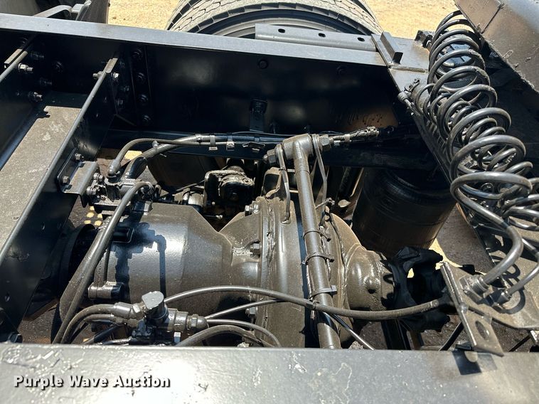 image for item OG9135 2016 Volvo VNL  semi truck