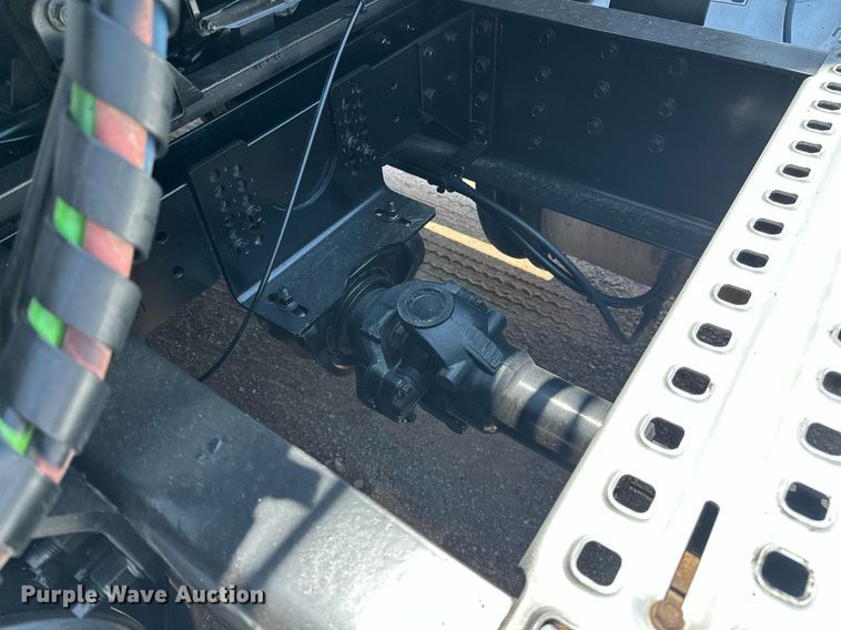 image for item OG9135 2016 Volvo VNL  semi truck