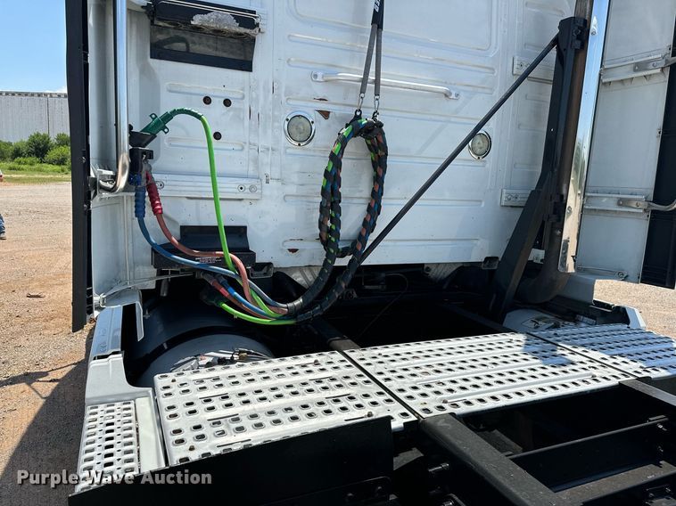 image for item OG9135 2016 Volvo VNL  semi truck