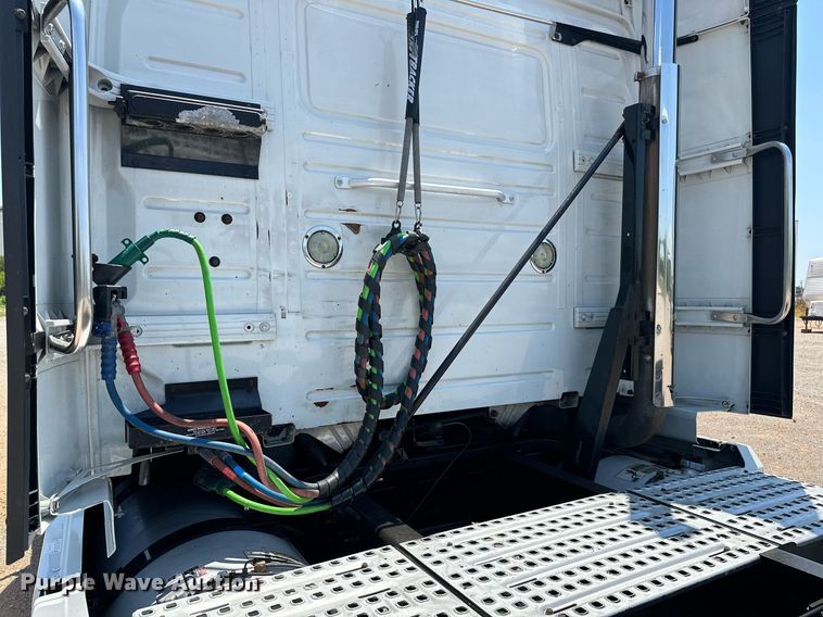 image for item OG9135 2016 Volvo VNL  semi truck