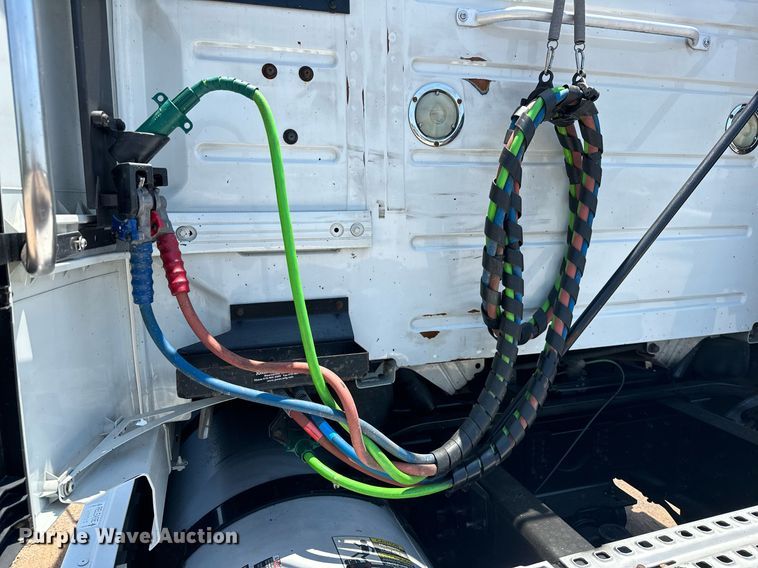 image for item OG9135 2016 Volvo VNL  semi truck