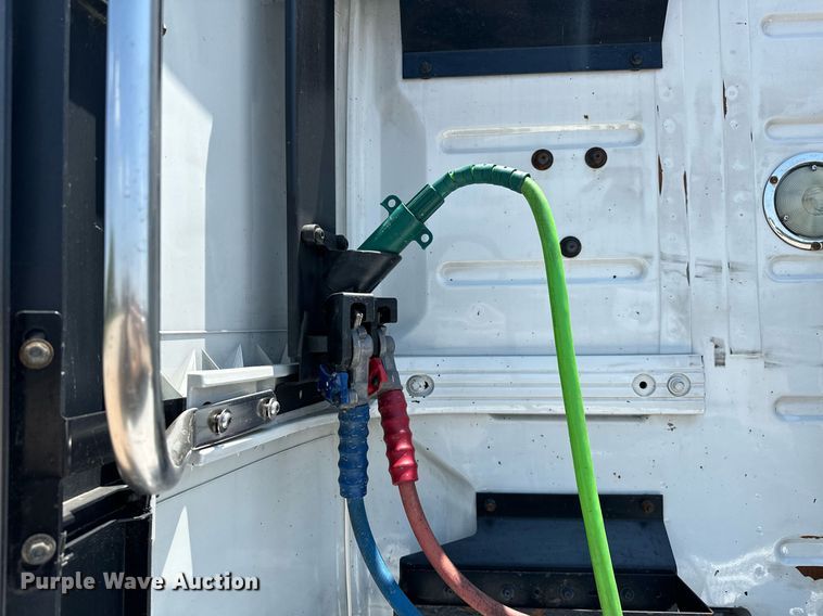 image for item OG9135 2016 Volvo VNL  semi truck