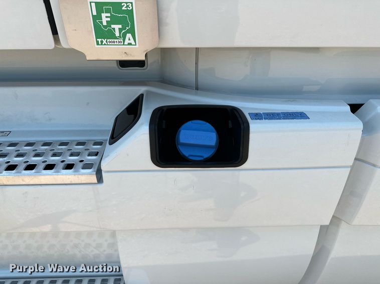 image for item OG9135 2016 Volvo VNL  semi truck