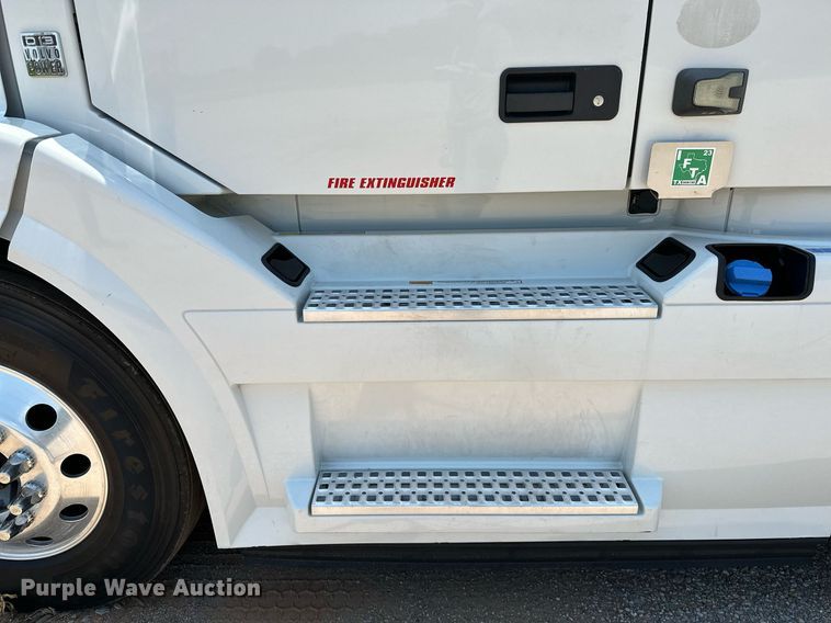 image for item OG9135 2016 Volvo VNL  semi truck