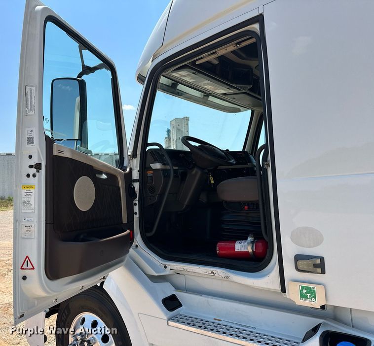 image for item OG9135 2016 Volvo VNL  semi truck