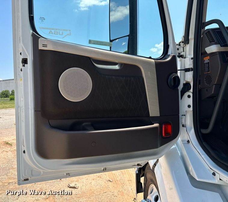 image for item OG9135 2016 Volvo VNL  semi truck