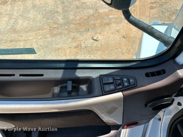 image for item OG9135 2016 Volvo VNL  semi truck