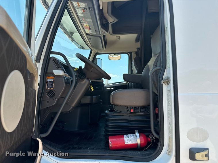 image for item OG9135 2016 Volvo VNL  semi truck