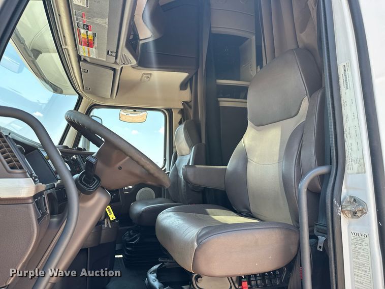 image for item OG9135 2016 Volvo VNL  semi truck