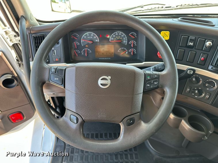 image for item OG9135 2016 Volvo VNL  semi truck