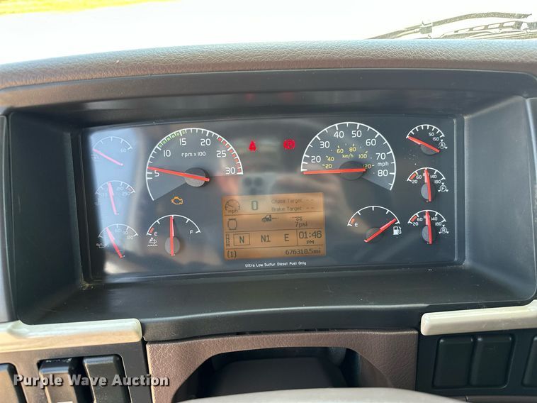 image for item OG9135 2016 Volvo VNL  semi truck