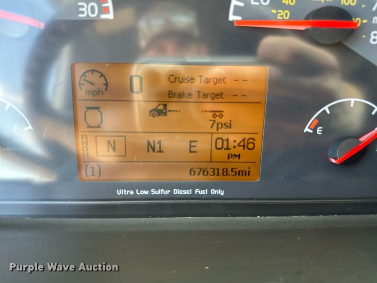 image for item OG9135 2016 Volvo VNL  semi truck