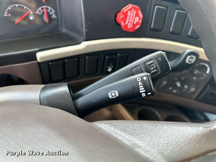 image for item OG9135 2016 Volvo VNL  semi truck