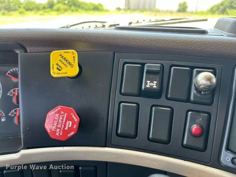 image for item OG9135 2016 Volvo VNL  semi truck