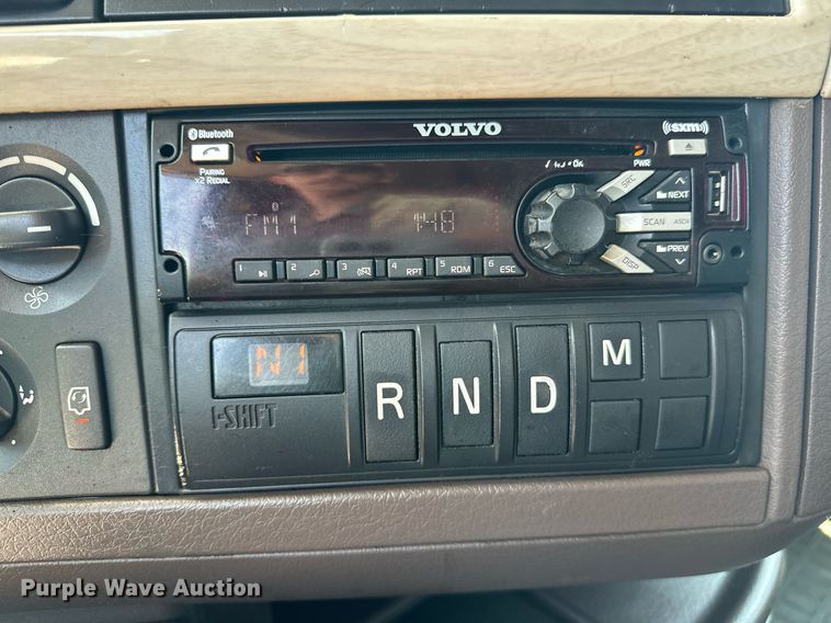 image for item OG9135 2016 Volvo VNL  semi truck